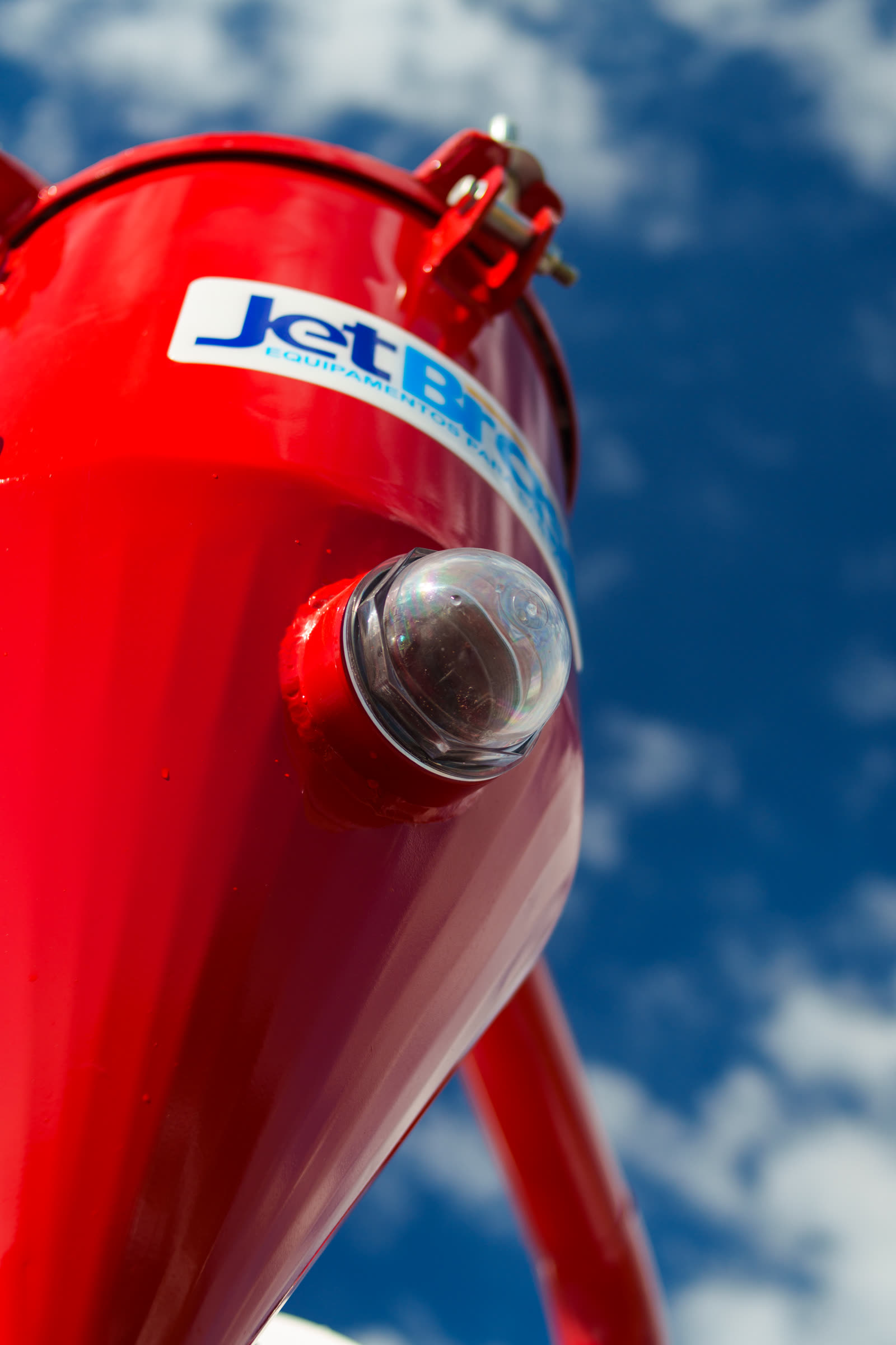 Detalhe do topo do separador ciclone vermelho, contra o céu azul