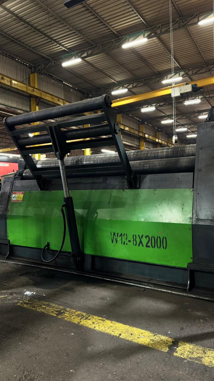 Calandra CNC W12-8x2000 — detalhe de operação
