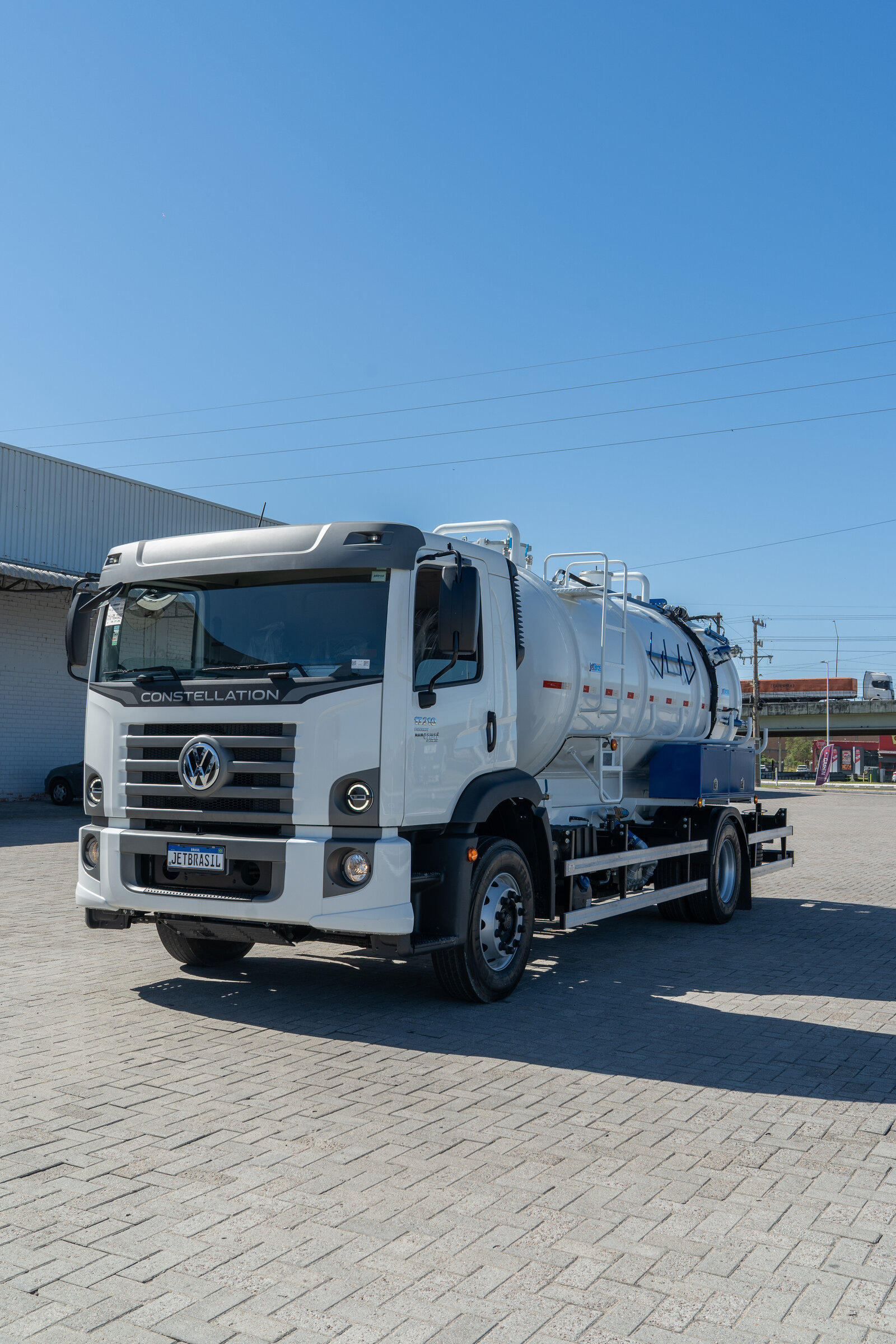 Tanque Jet do Brasil customizado em Volvo verde